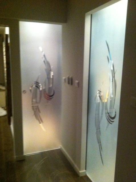 Pose de Porte en verre securit dépoli avec logo pour local professionnel à Aix en Provence