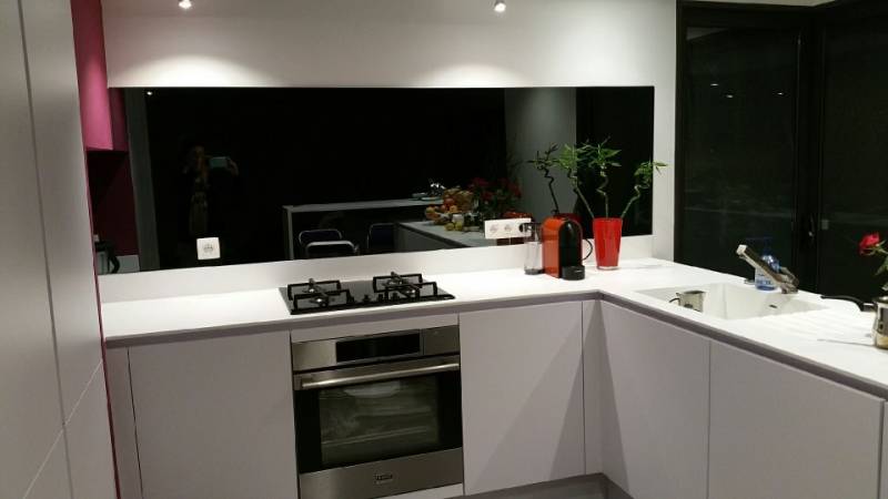 Pose de crédence en verre noir pour une cuisine dans une maison à Lumio