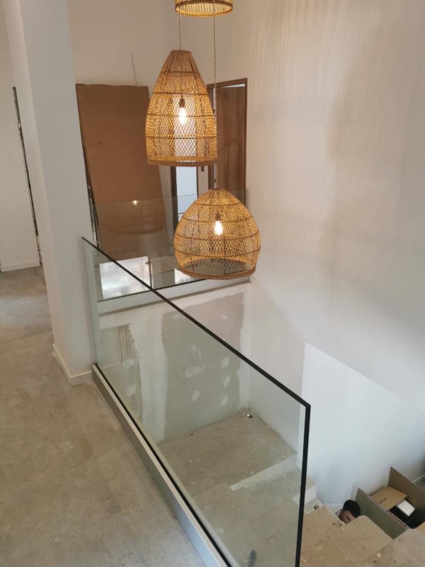  Réalisation d’un garde corps en verre, trempé à Marseille dans une maison