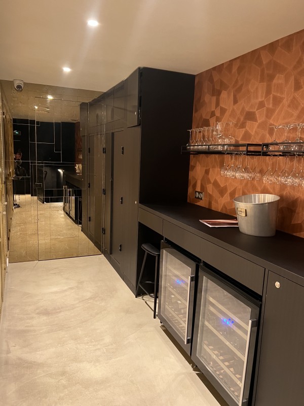 Pose de miroir sur mesure avec découpes décalées d’architecte au restaurant le Rhinocéros a Marseille 